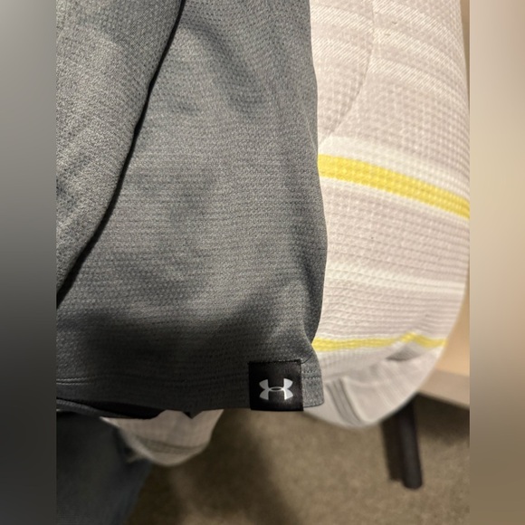 Under Armour Men’s light Weight Grey Sweatshirt - Picture 3 of 5